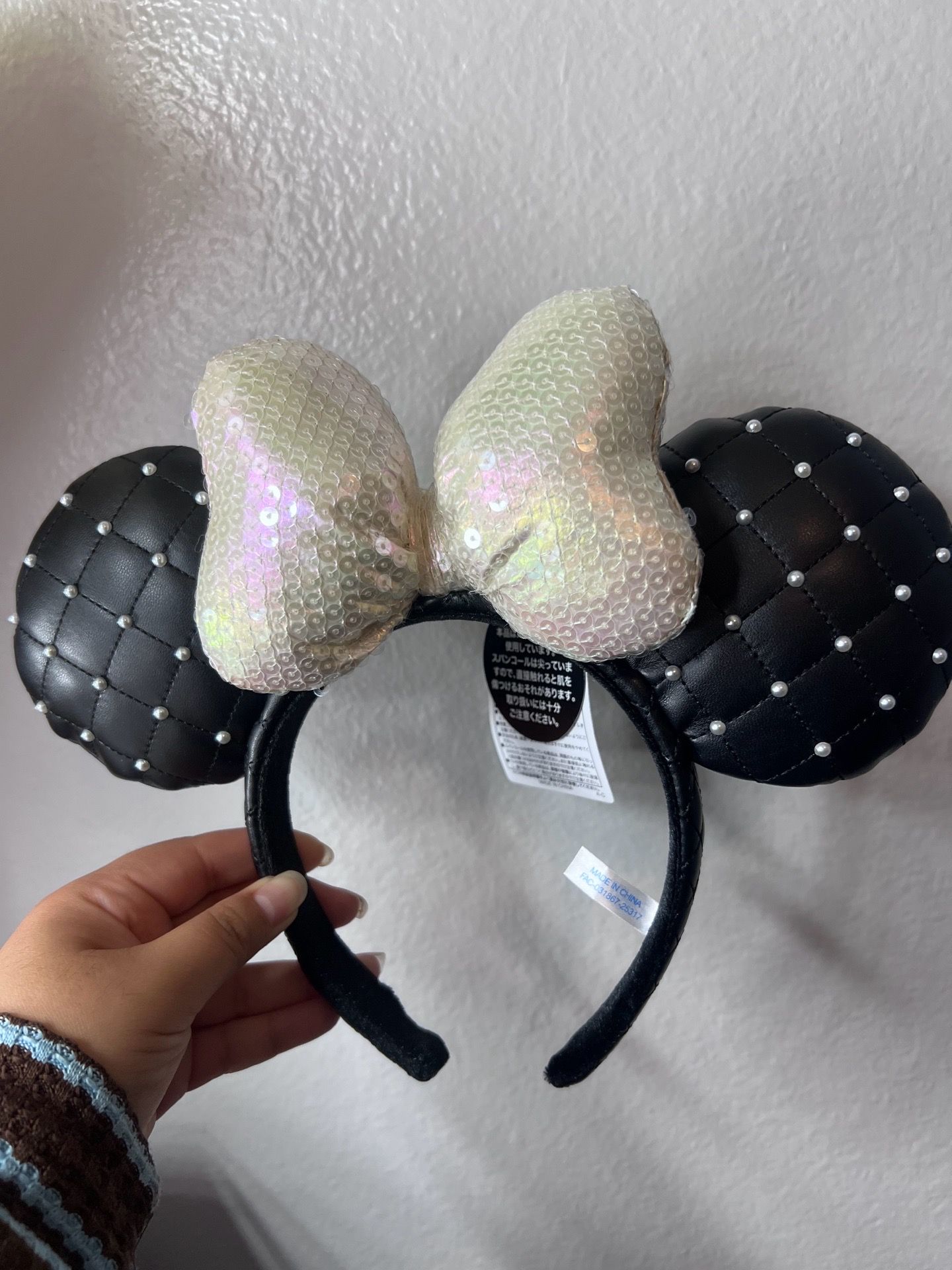 Tokyo Disney Black Quilted Minnie Ears Headband with Iridescent Sequin Bow Disney Tokyo Minnie Mouse Ears Quilted Pearl Iridescent Sequin main image 2