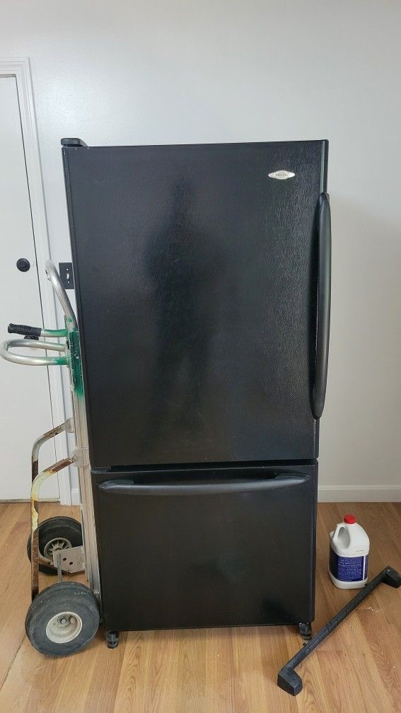 Refrigerator Black In Good Condition 30×69