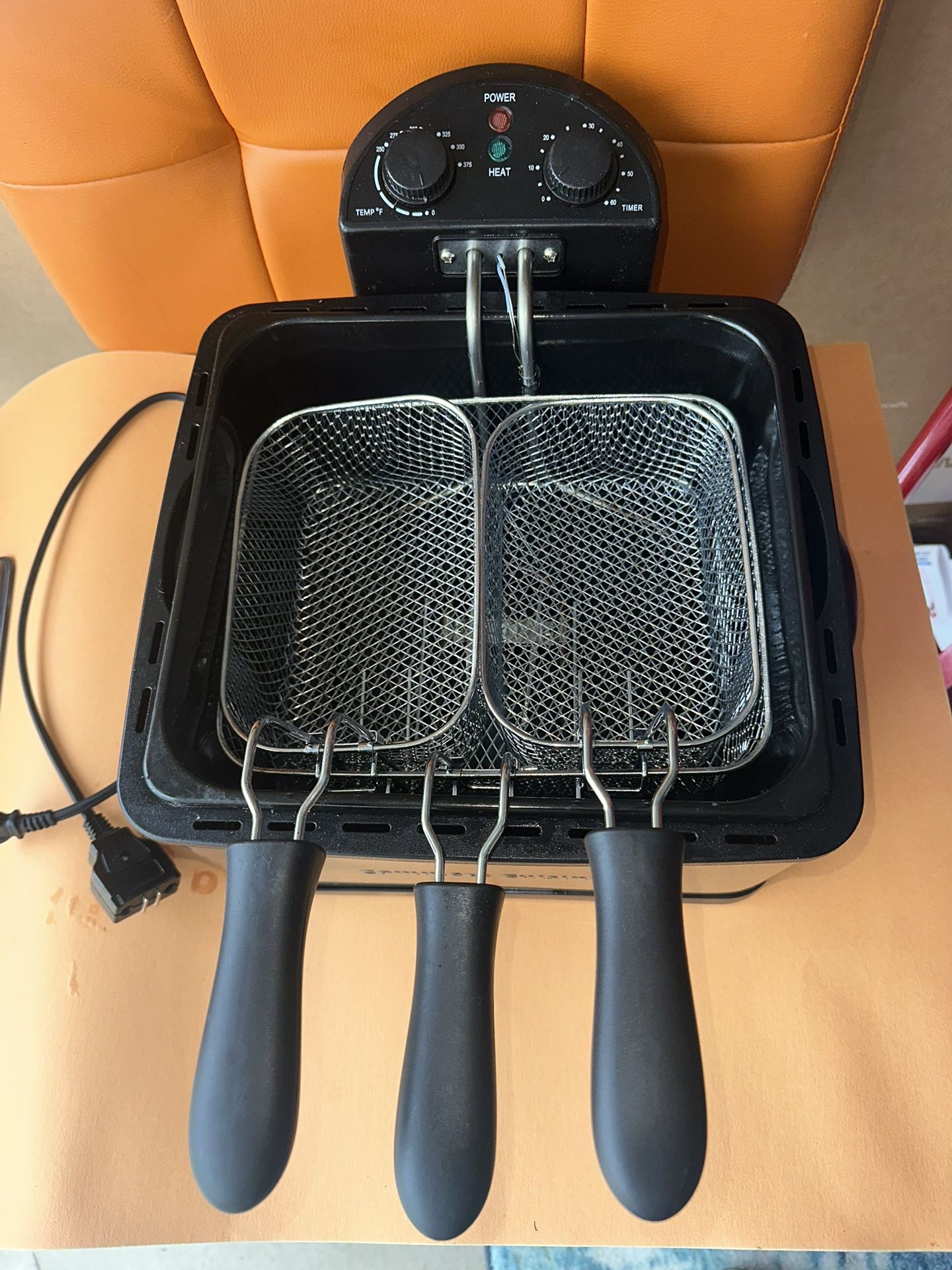 Barely Used Deep Fryer 4-5 liter, for chicken frying, onion rings, French fries etc. super awesome!
