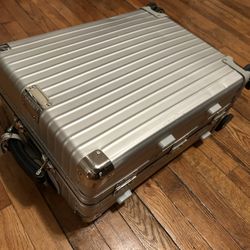 Knockoff Rimowa Suitcase