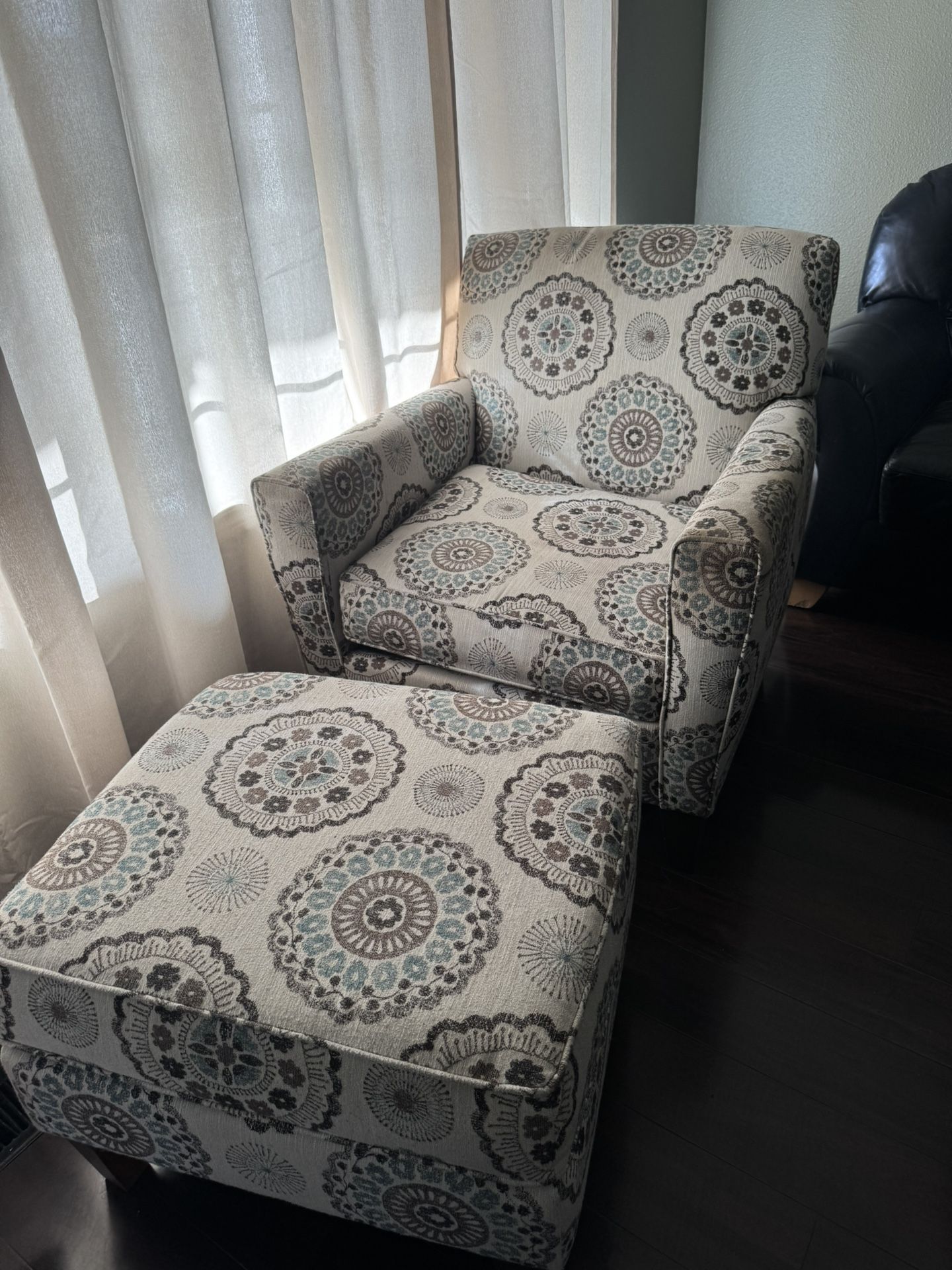 Accent chair w/ ottoman