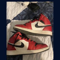 jordan 1 mid chicago black toe 