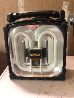 Dewalt 18v cordless/corded light w extra new bulb