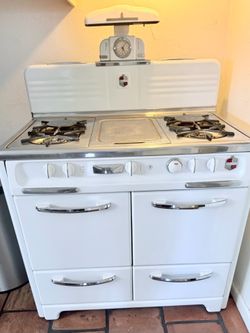 Vintage Wedgewood all original - 4 burners , griddle and oven all works!