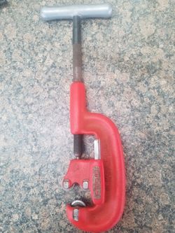 Pipe cutter and vise setup