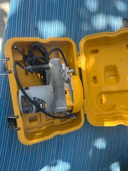 DeWalt tile cutter with Case
