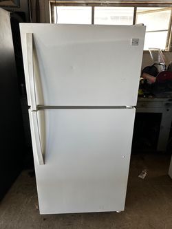 Kenmore Top-Freezer Refrigerator White