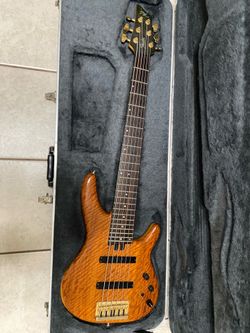 Fender heartfield Dr-6c bass with case