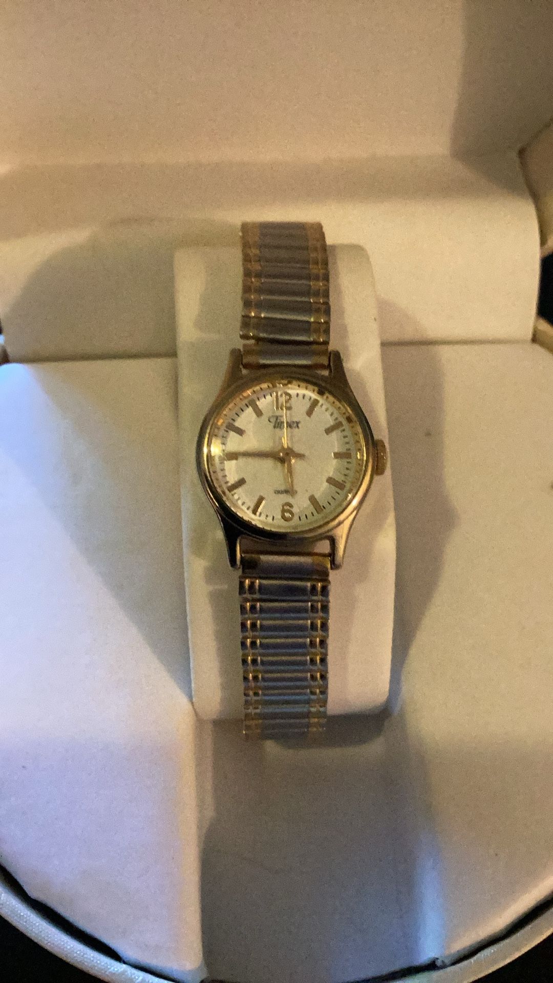 Vintage Ladies 2 Tone TIMEX Watch With Stretch https://offerup.com/redirect/?o=QmFuZC5OZXc= Battery,runs Good