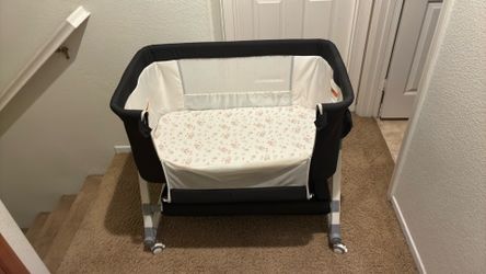 Lightly used bassinet
