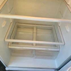 FRIGIDAIRE FAMILY SIZE REFRIGERATOR 