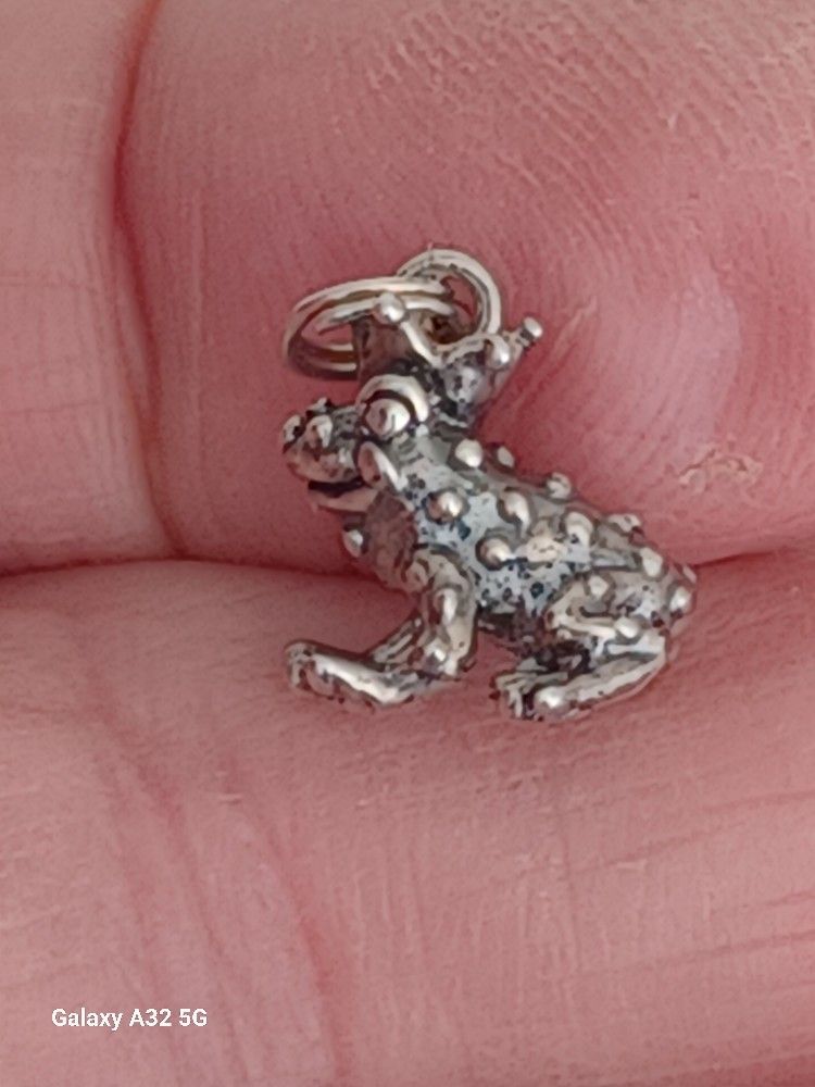 Vtg.sterling silver " CROWNED FROG" Charm