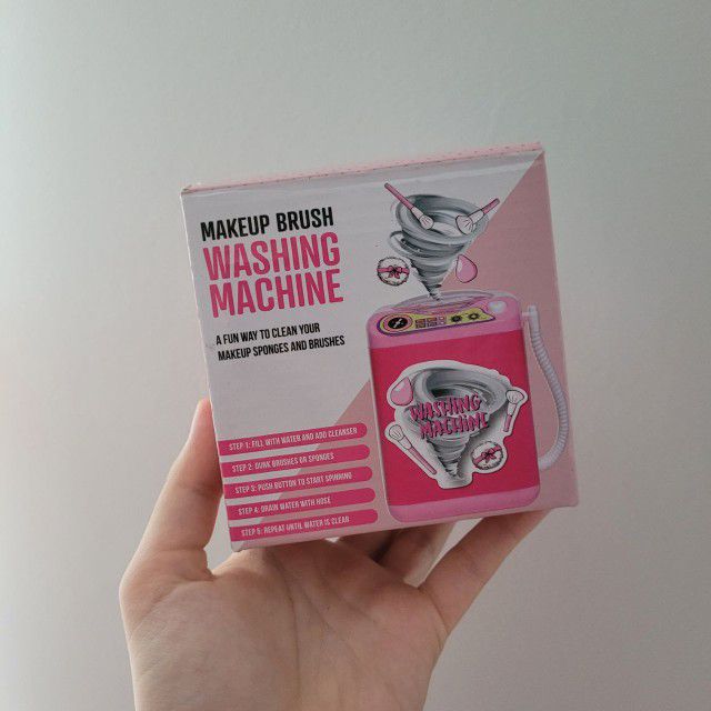 Makeup Brush Sponge Blender Washing-Machine Toy Cleaner Mini Washer 

Never used, like new 

12 $