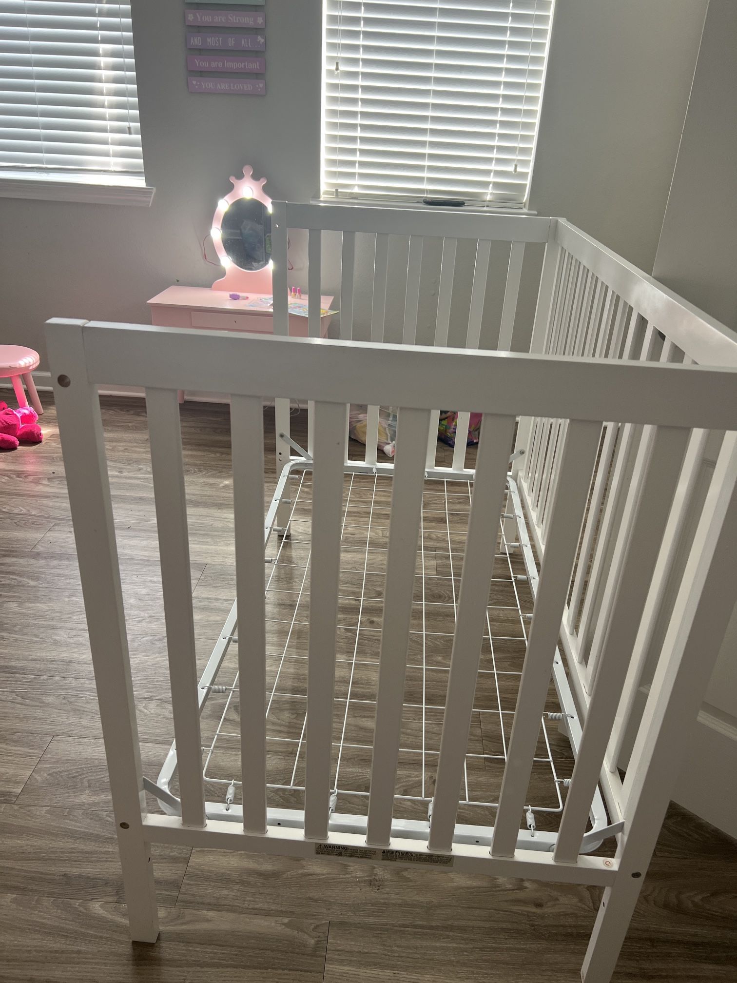 White Baby/Toddler Crib/Bed