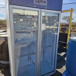 Global Industrial™ Upright Laboratory Refrigerator, 31.4 Cu.Ft., 2 Glass Doors