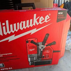 MILWAUKEE 1-5/8 ELECTROMAGNETIC DRILL KIT