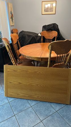 Dining room table with 6 chairs & a leaf