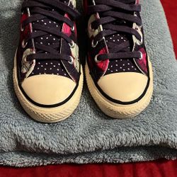 CONVERSE  Size 6!  Like New 