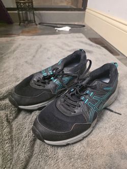 Sneakers, lightly used