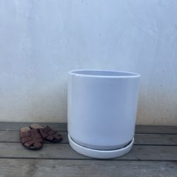 Gainey style white ceramic pot