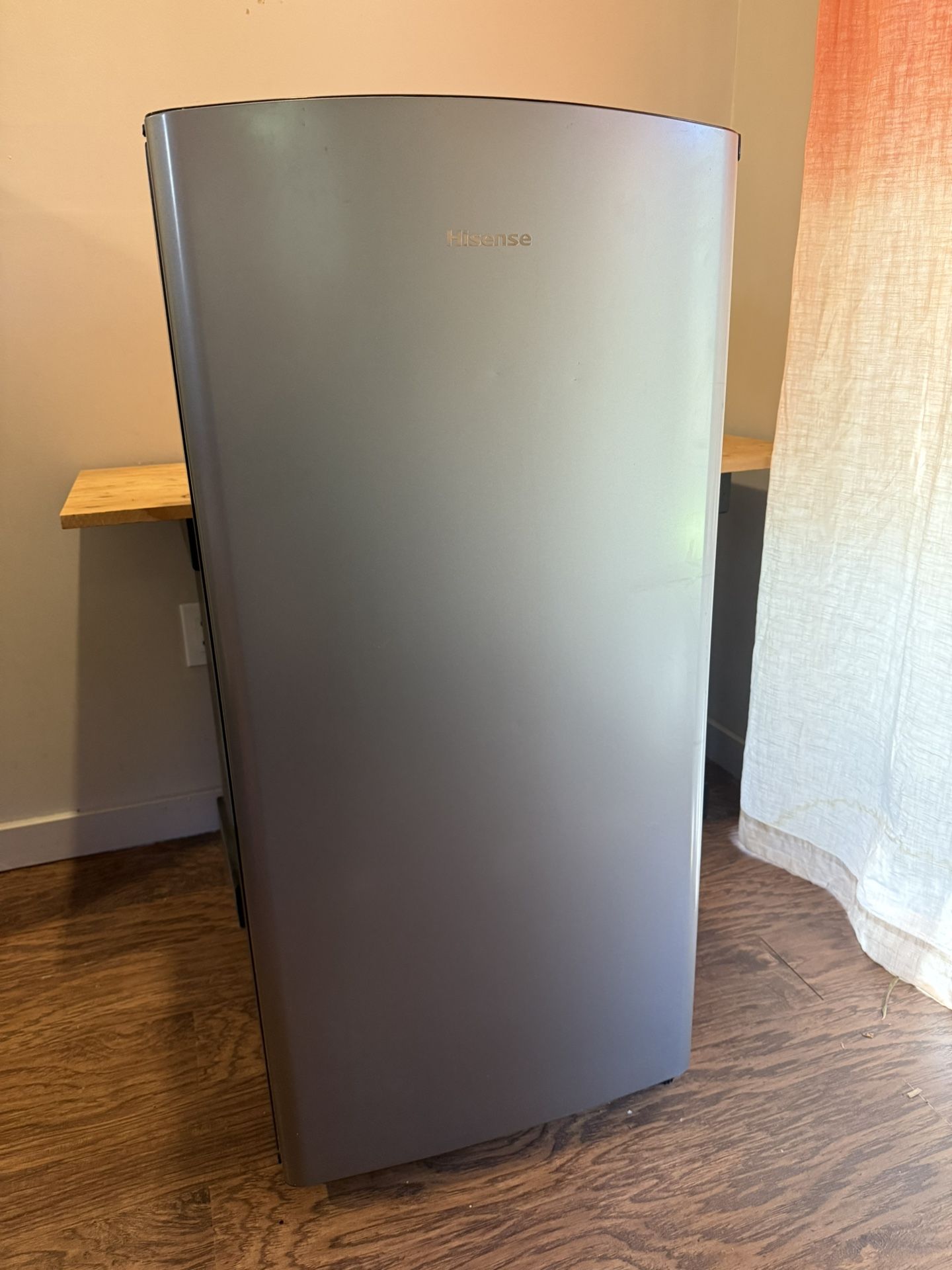 Compact Fridge / Freezer - Hisense