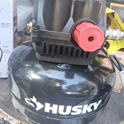 HUSKY 3 GALLON AIR COMPRESSOR 