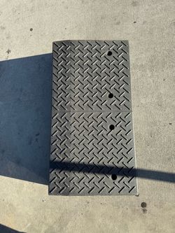 1pc Rise Rubber Curb Ramp 38.5 L in. x 19.6 W in. x 7 H in. (2 Available)