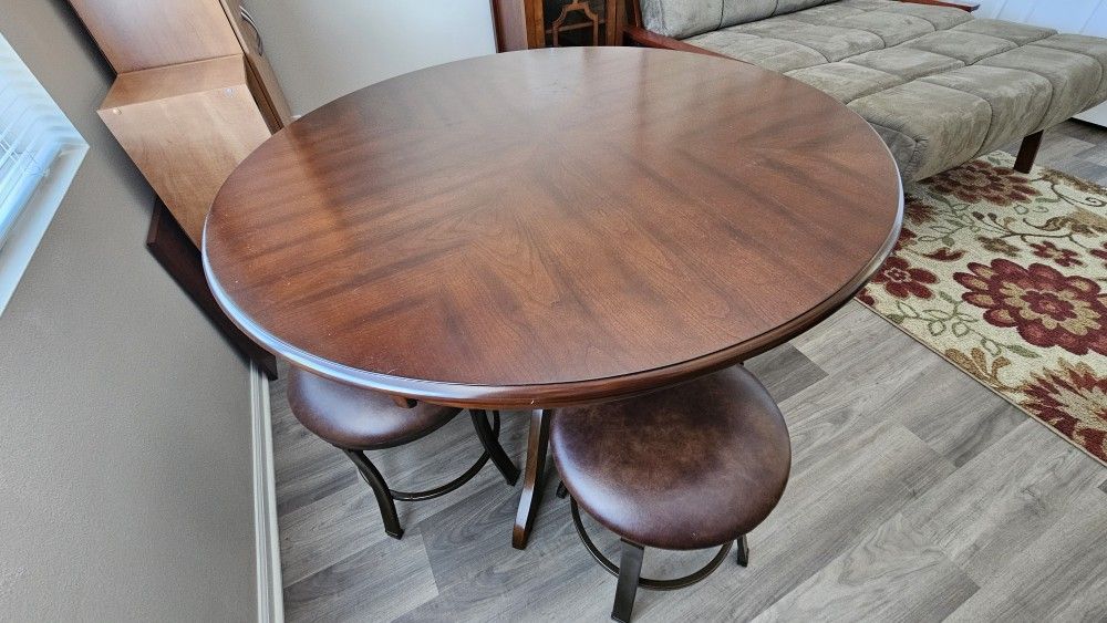 48" Dining Table And 4 Stools