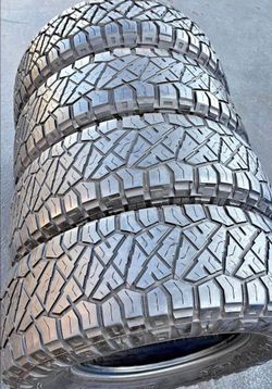 285/70/17Nitto Selling a set of 4 tires in excellent condition π«‘