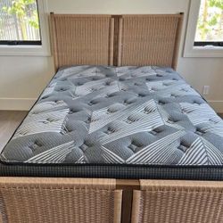 Like New Queen Size Simmons Luxury Mattress 