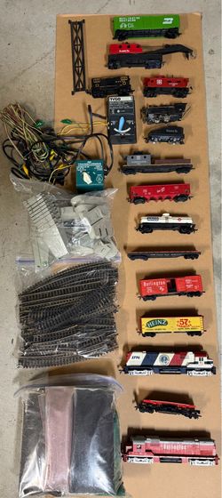 Vintage TYCO HO Scale Train Collection – Includes Bicentennial 1776 Locomotive, 2 Engines, 12+ Cars, Track & Power Pack