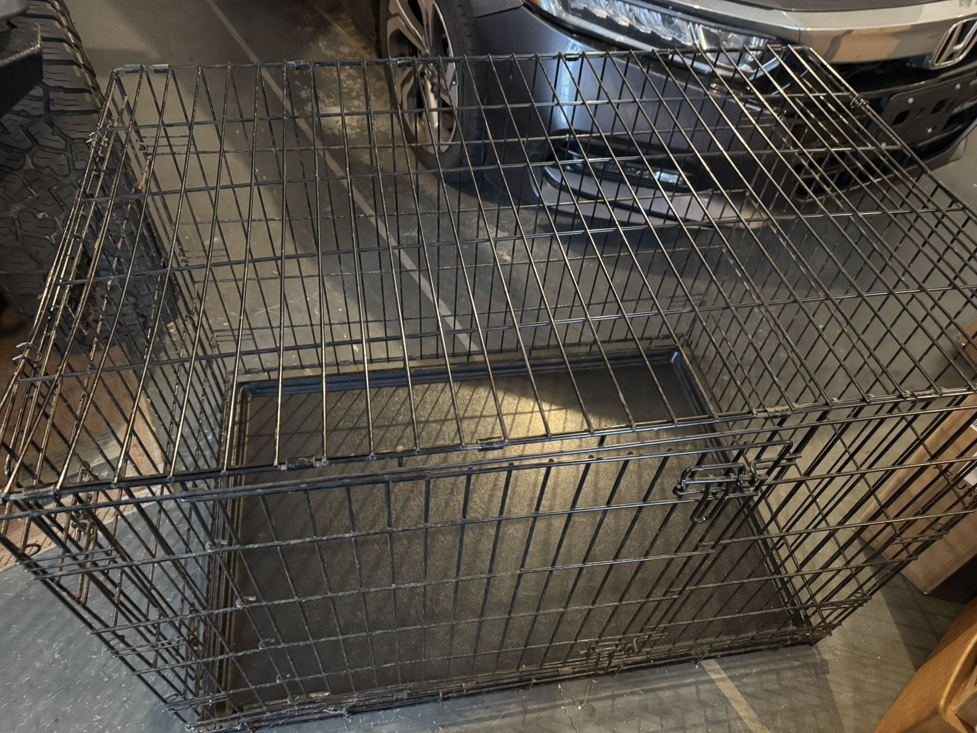 Dog crate And pan