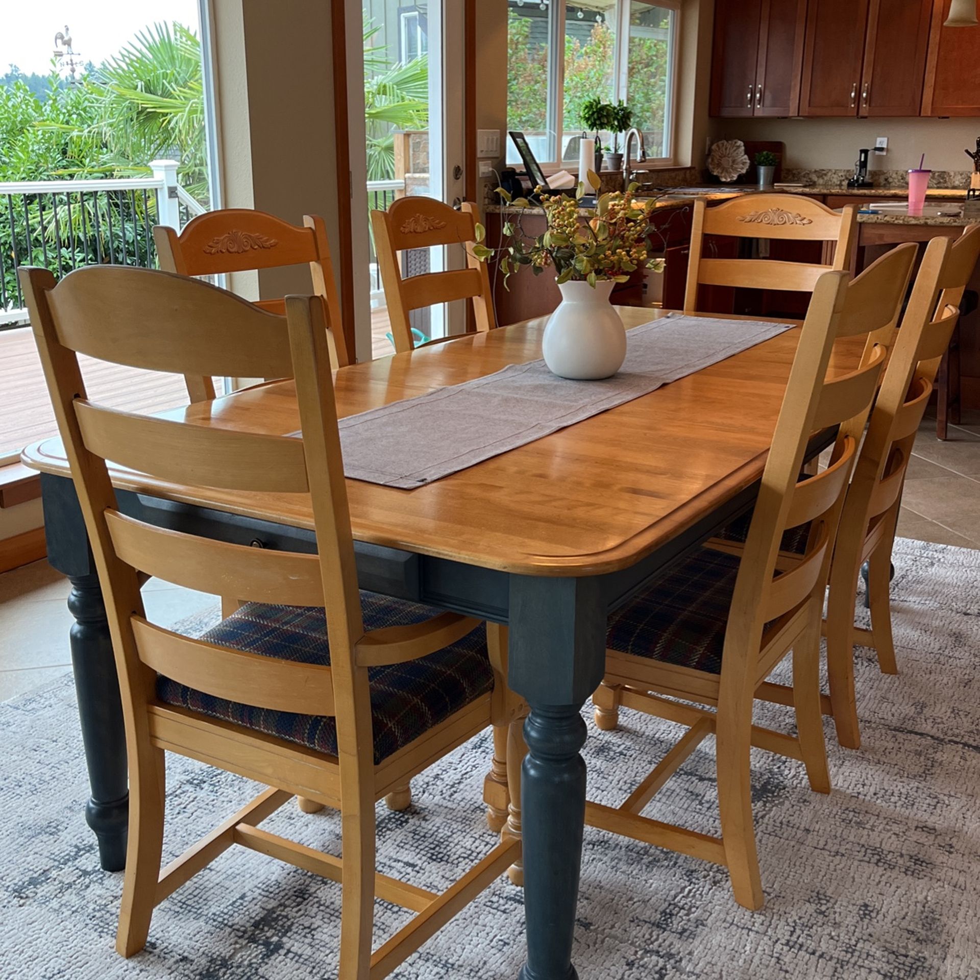 Broyhill Fontana Dining Set