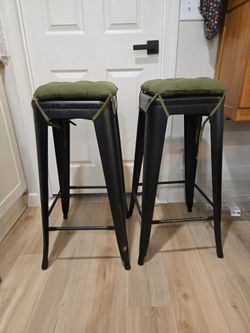 2 bar stools