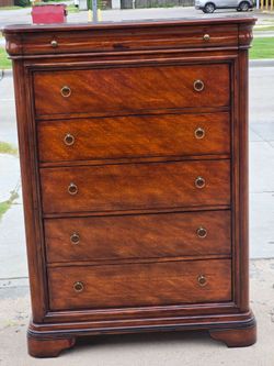 DRESSER