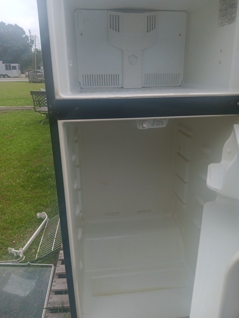 Icebox Black And Silver