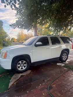 Whit gmc Yukon
