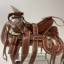 Montura charra forrada de cuero con cantinas desmontables