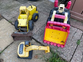 3 Construction Trucks. 2 Tonka camiones de construcción para la arena