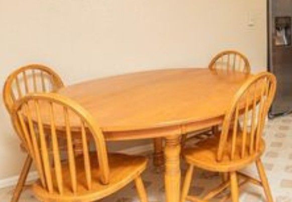Oak table and chairs set. Used, good condition $150