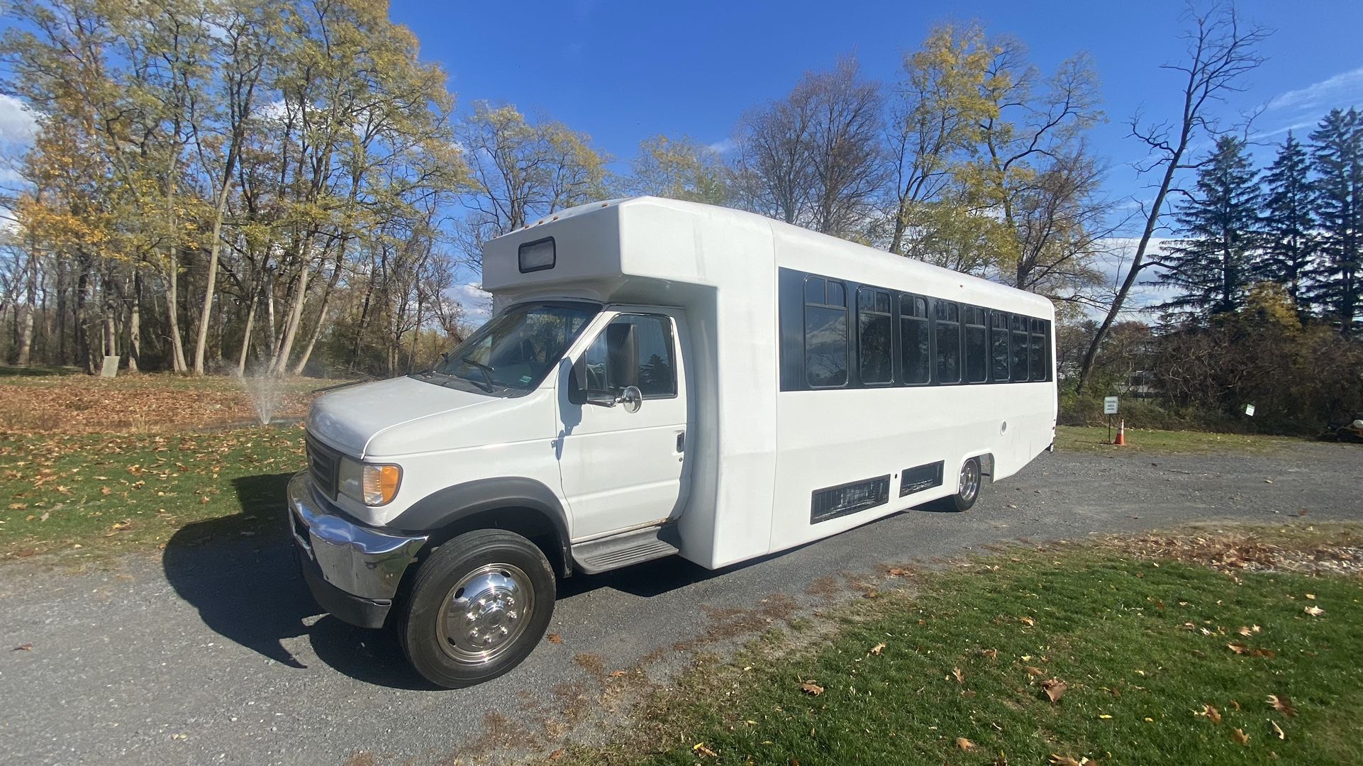 2003 Diamond Coach Custom 28 Passenger Corp Shuttle Bus Ford E550 V8 Diesel Low Miles