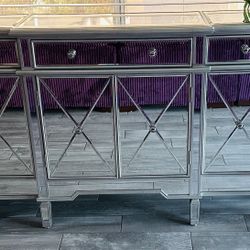 BEAUTIFUL MIRRORED CONSOLE