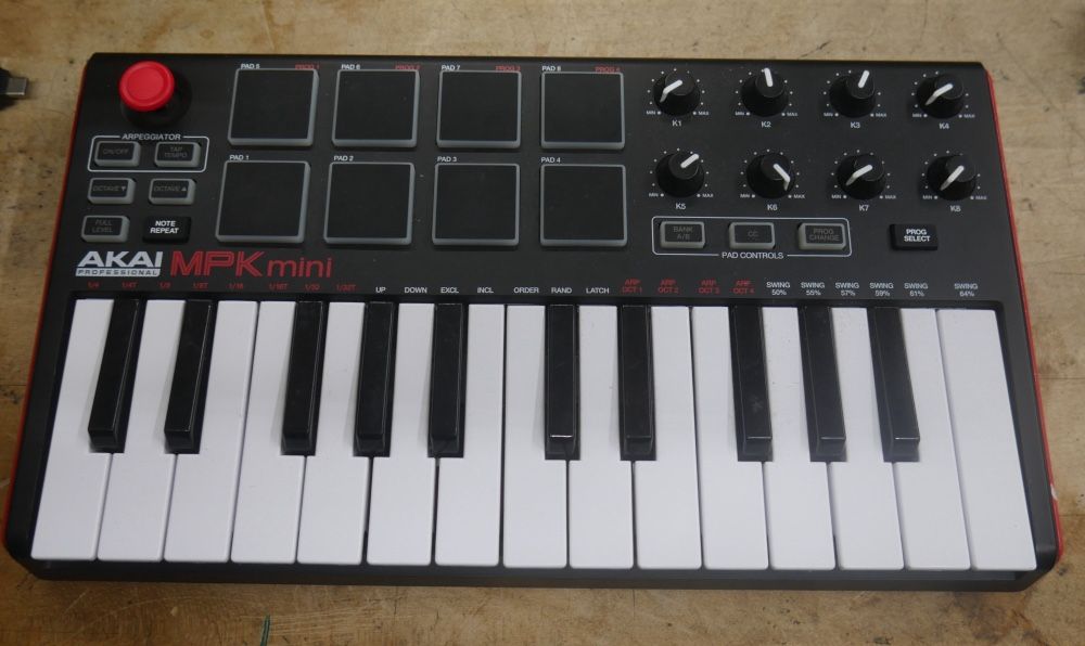 Akai MPK mini keyboard pre owned 889572-2