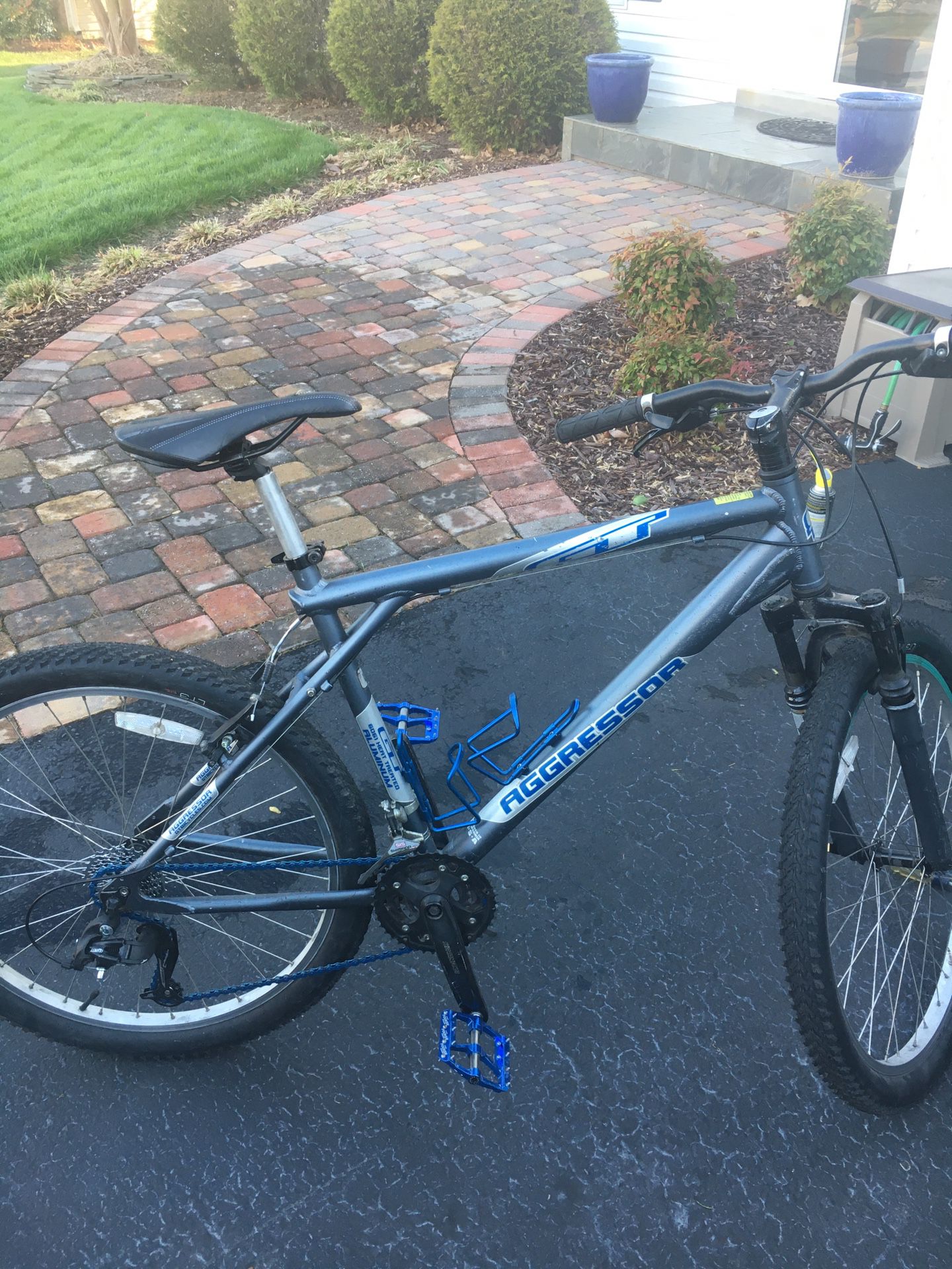 GT aggressor hardtail mountain bike. Large. Aluminum frame. 21 speed. Upgraded. Nicks and scratches.