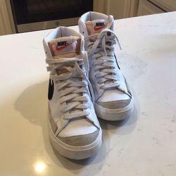 Tenis NIKE  Size 6 1/2  Buenas Condiciones  $20