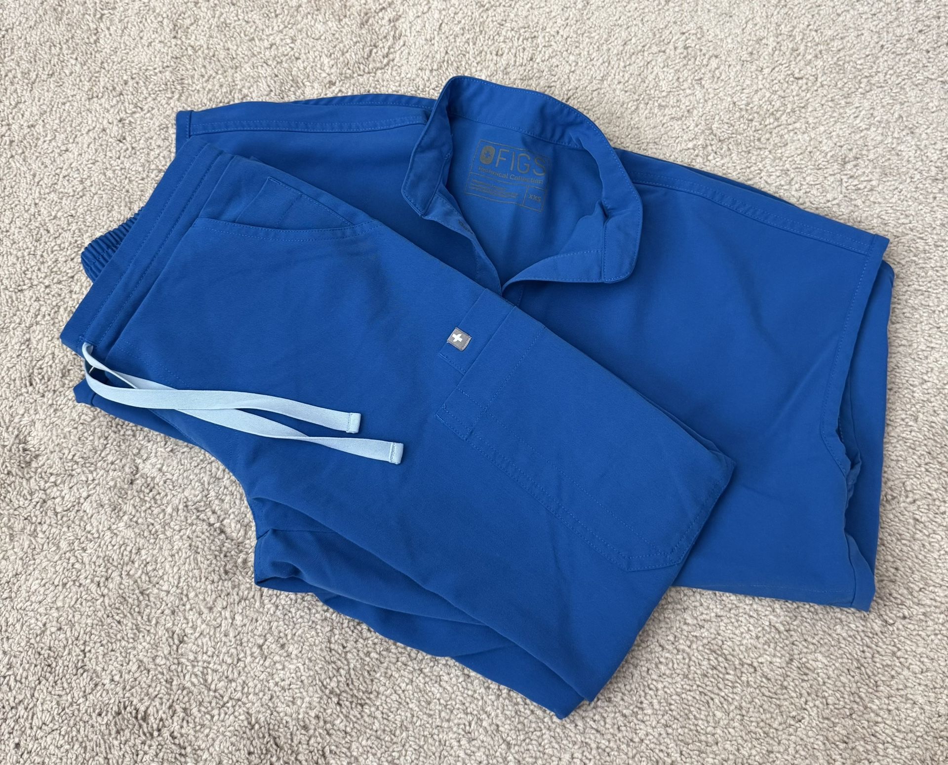 Pants: Yola skinny scrub pants XXS petite Top Top: Rafaela oversized XXS Color: Royal blue