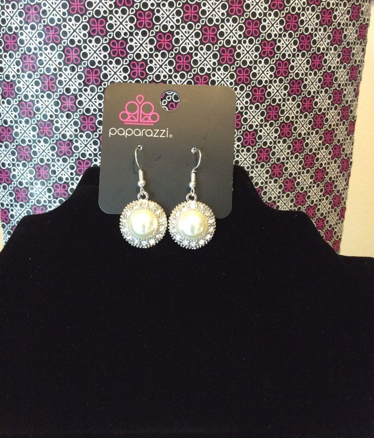 Take a Vow Paparazzi white earrings. Aretes Take a Vow de Paparazzi blancos.
