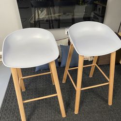 2 Bar Stools In Good Condition 