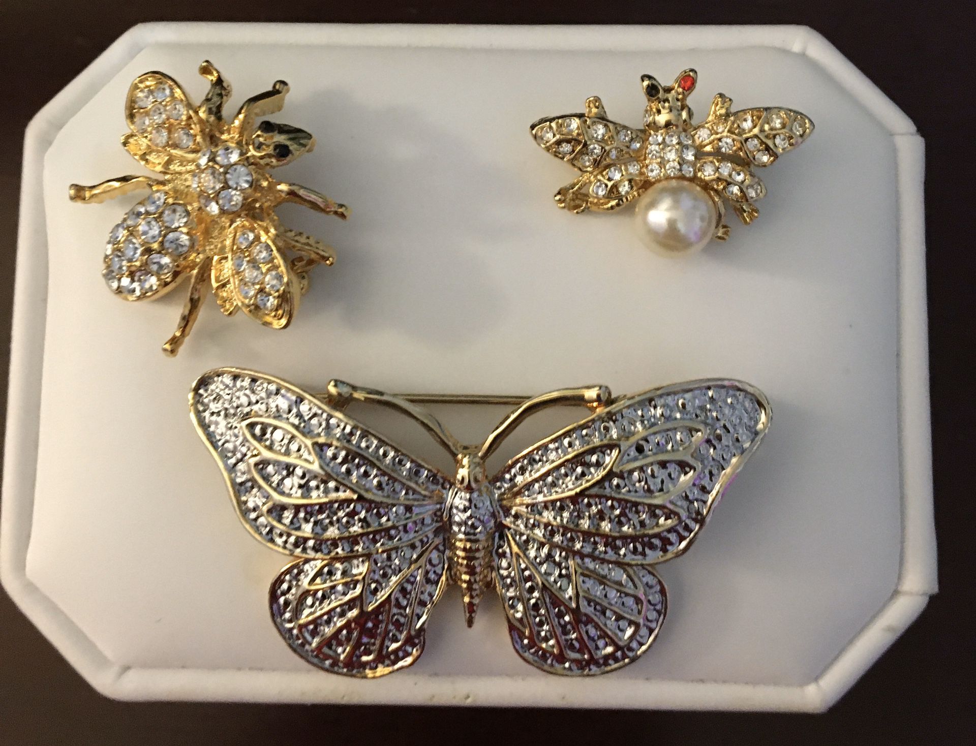 Three piece brooch jewelry set.