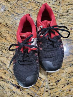 👟🔥 Nike Hustle Quick Kids Basketball Shoes – Size 13C 🔥👟